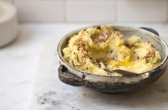 Perfecte, luchtige, boterachtige aardappelpuree